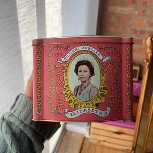 Queen Elizabeth Vintage RARE tin